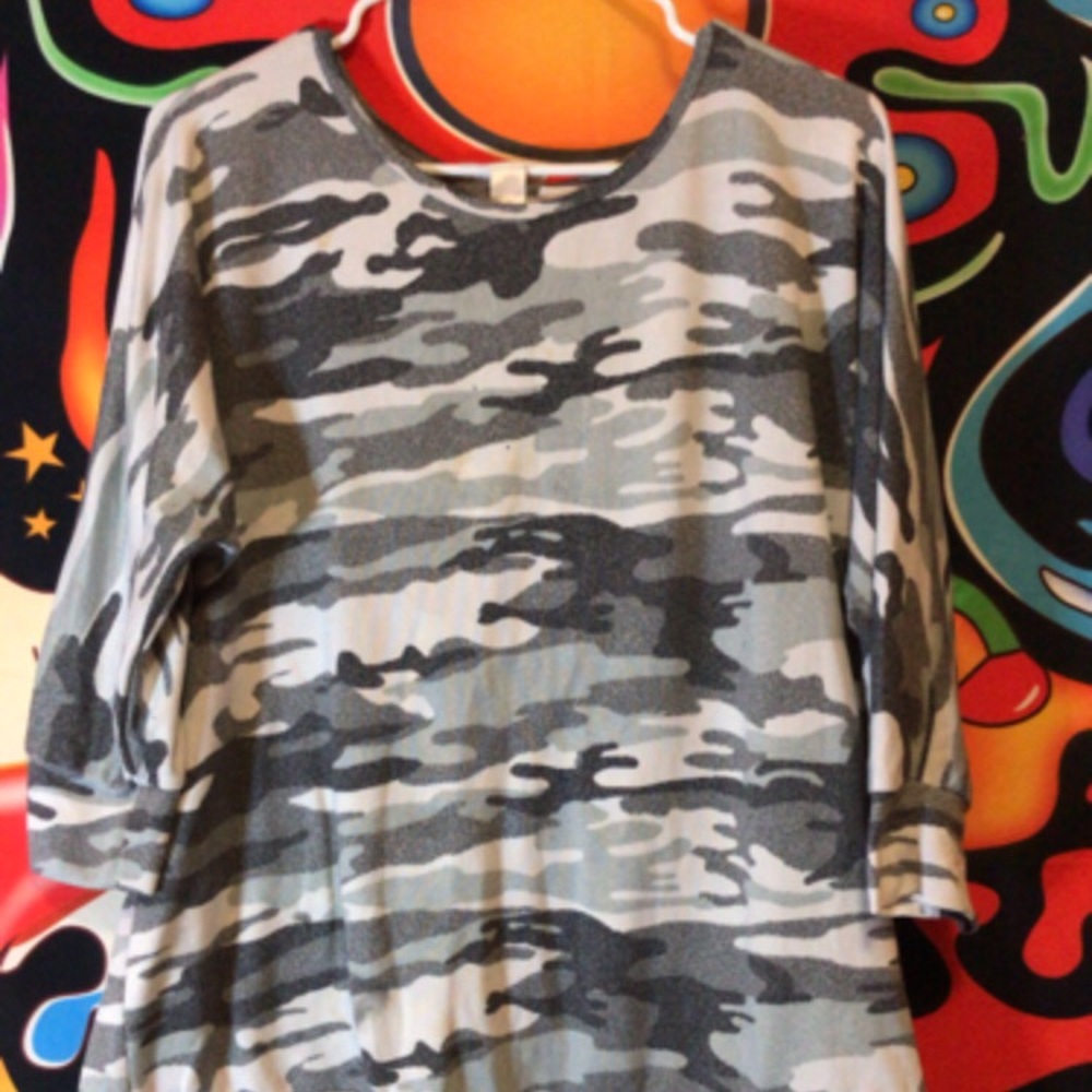 A top by the Just be brand. It’s in size XL. Lightweight and breathable. Enjoy:)